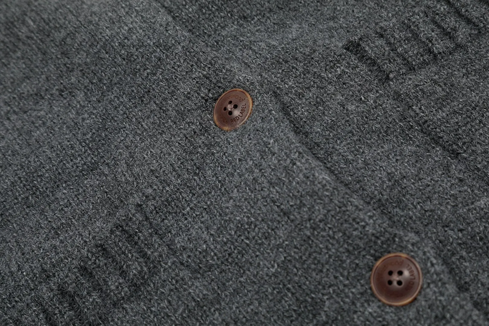 VIVI128 vivienne west wood scarf cardigan. Top original restoration. 30% wool thick needle top version. Customized original molded horn buckle. All details and styles are restored. Size 1 size 2 size. Color Brown dark gray
